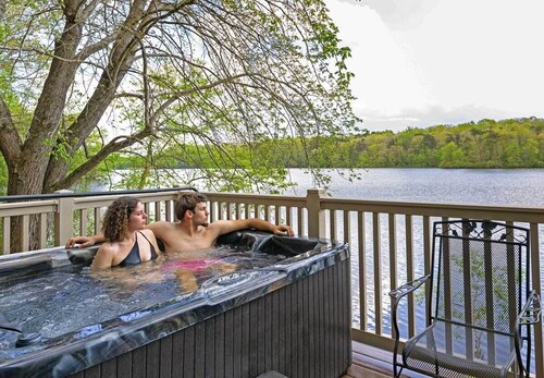 Waterfront Cottage - Hot Tub - Kayaks - Canoes - Bikes - 2 Bedrooms - Sleeps 8!
