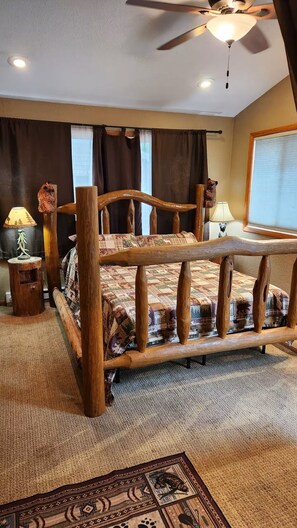 Room - Waterfront Cottage - Hot Tub - Kayaks - Canoes - Bikes - 2 Bedrooms - Sleeps 8! (Waterville)