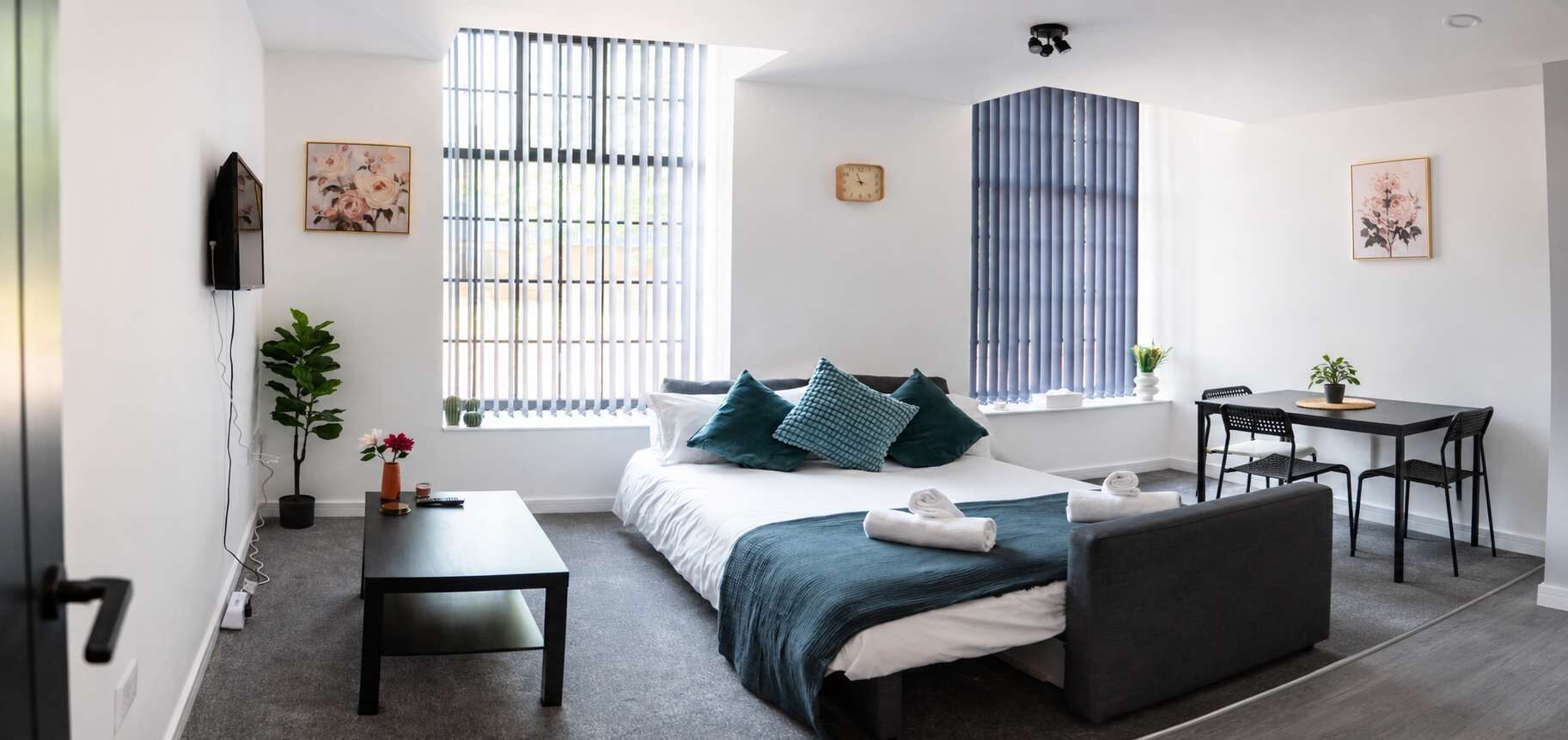 Desk, iron/ironing board, WiFi, bed sheets