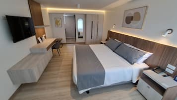 In-room safe, soundproofing, iron/ironing board, free WiFi