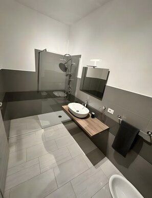 Shower, hair dryer, towels - Apartment in Villa with Pool 'Villa Latina', Wi-Fi and Air Conditioning (Solarino)