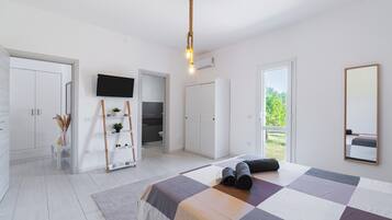Iron/ironing board, WiFi, bed sheets