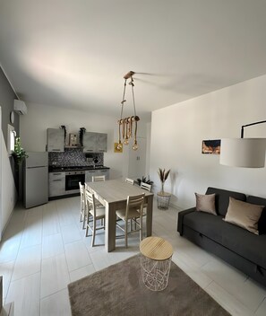 TV - Apartment in Villa with Pool 'Villa Latina', Wi-Fi and Air Conditioning (Solarino)
