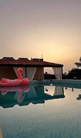 Pool. 'Villa Latina' apartment in villa with pool, Wi-Fi, and air conditioning