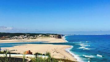 Chaises longues, serviettes de plage