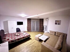 Suite Luxury, balcone, vista piscina | Interni