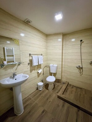 Suite Luxe, balcon, vue piscine | Salle de bain
