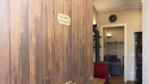Uma porta de madeira com maçaneta de latão e uma placa com o texto 'CASA RAPPUTI'.