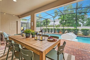 Dining - NEW! Princess Theme! Minutes to Disney World! Private Pool and Hot tub! Theatre! (Kissimmee)