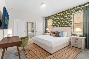 Room - NEW! Princess Theme! Minutes to Disney World! Private Pool and Hot tub! Theatre! (Kissimmee)