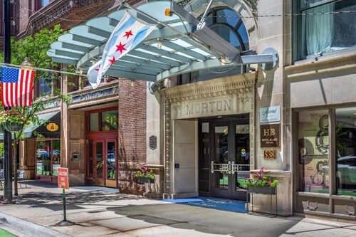 Fabulous hotel suites in Chicago , 3 miles from United Center