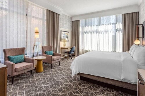 Fabulous hotel suites in Chicago with fitness room and AC