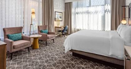 Fabulous hotel suites in Chicago with fitness room and AC