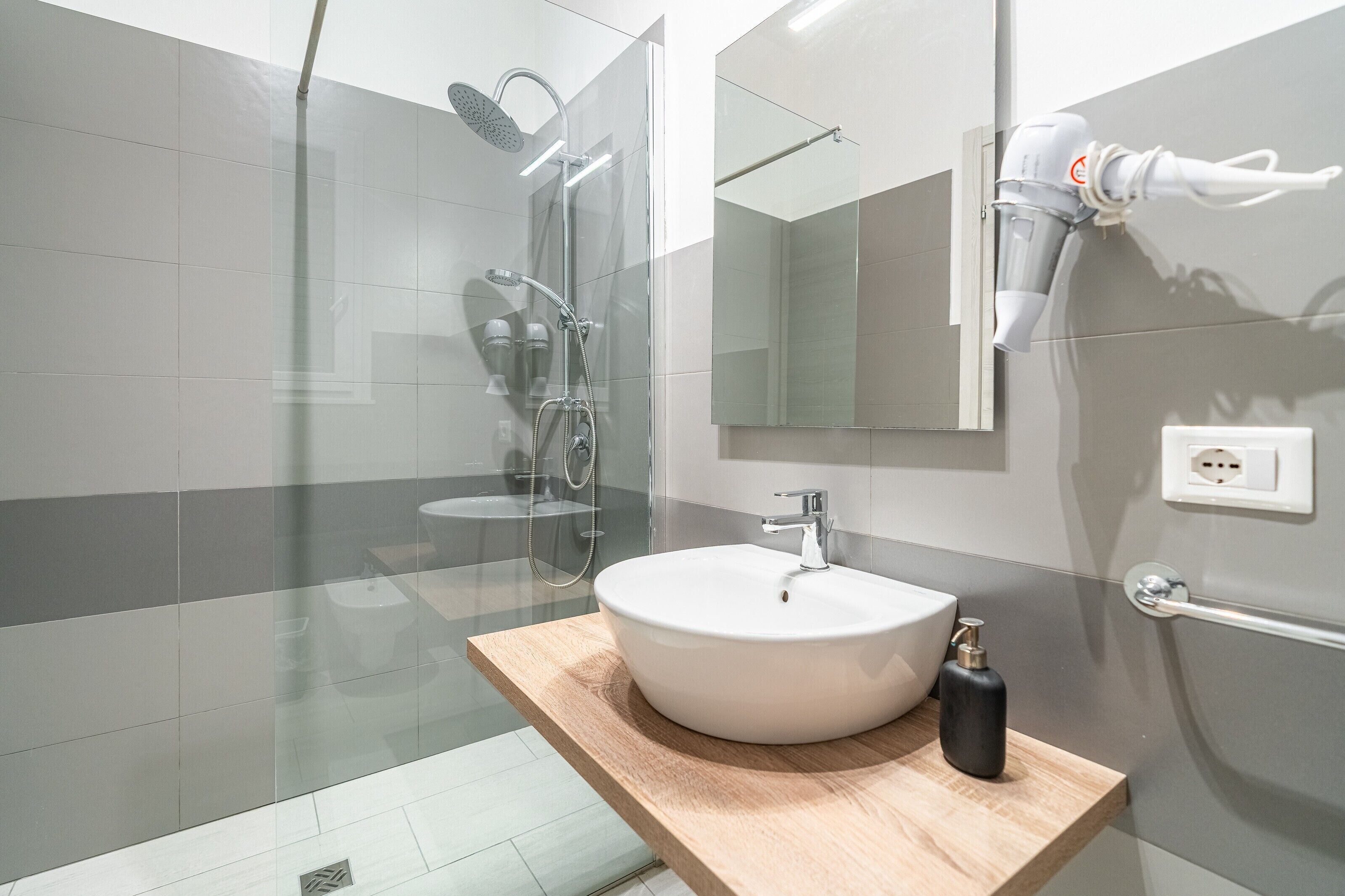 Shower, hair dryer, towels
