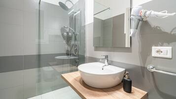 Shower, hair dryer, towels