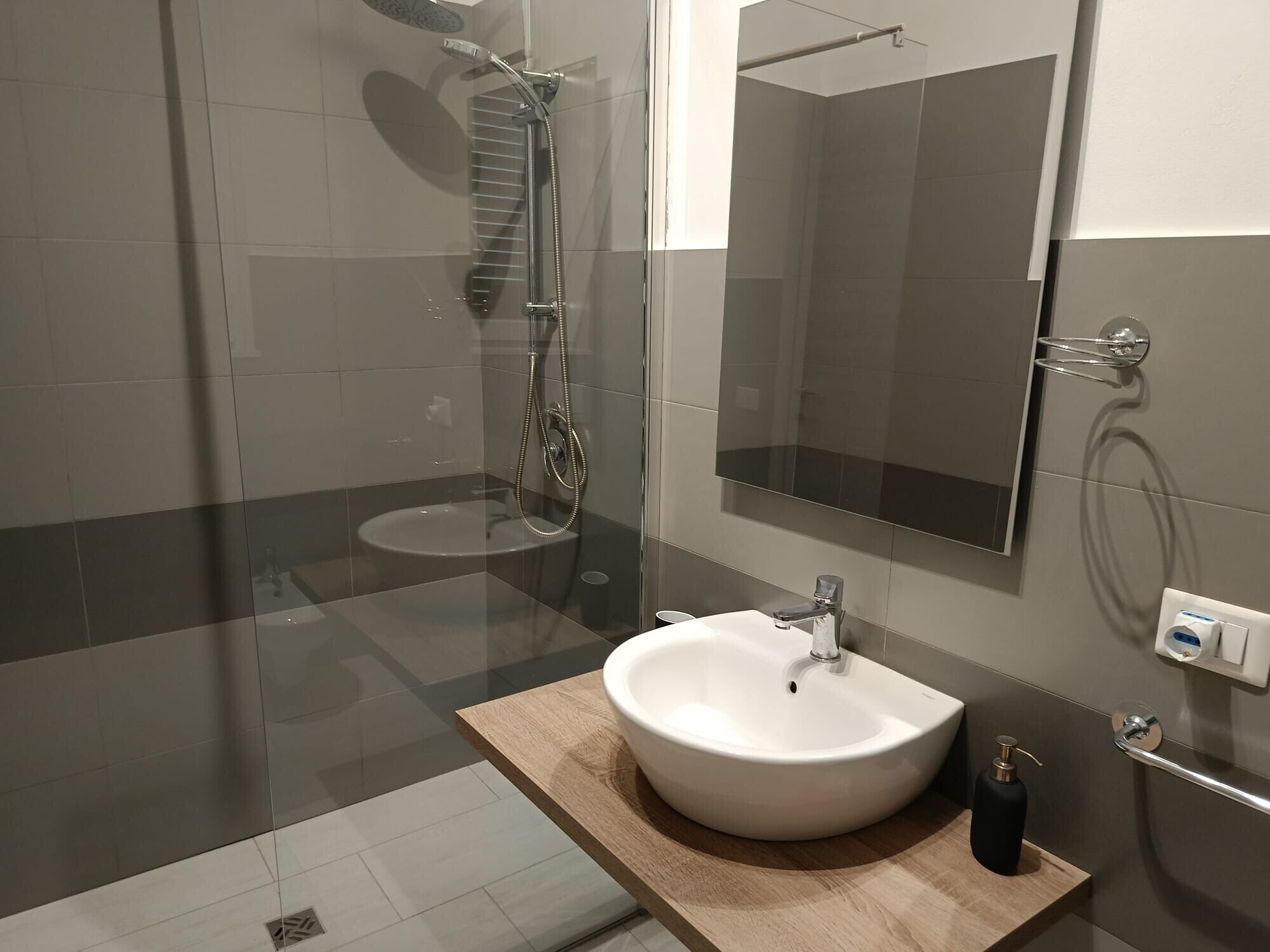 Dusche, Haartrockner, Handtücher