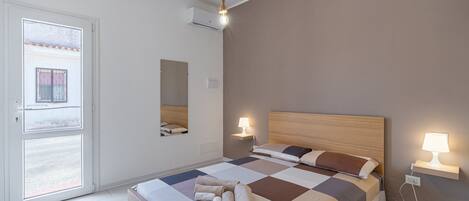 Tabla de planchar con plancha, wifi y ropa de cama