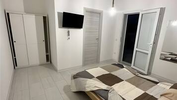 Iron/ironing board, WiFi, bed sheets