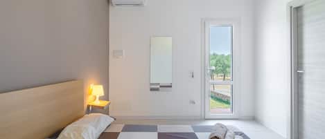 Tabla de planchar con plancha, wifi y ropa de cama