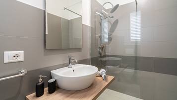 Shower, hair dryer, towels