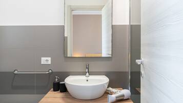 Douche, sèche-cheveux, serviettes fournies