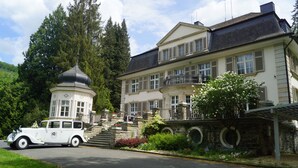 A large, historic building with a turret, a balcony, and a stone staircase leading to the entrance. - Landsitz Kammerburg - Villa (Lorch)