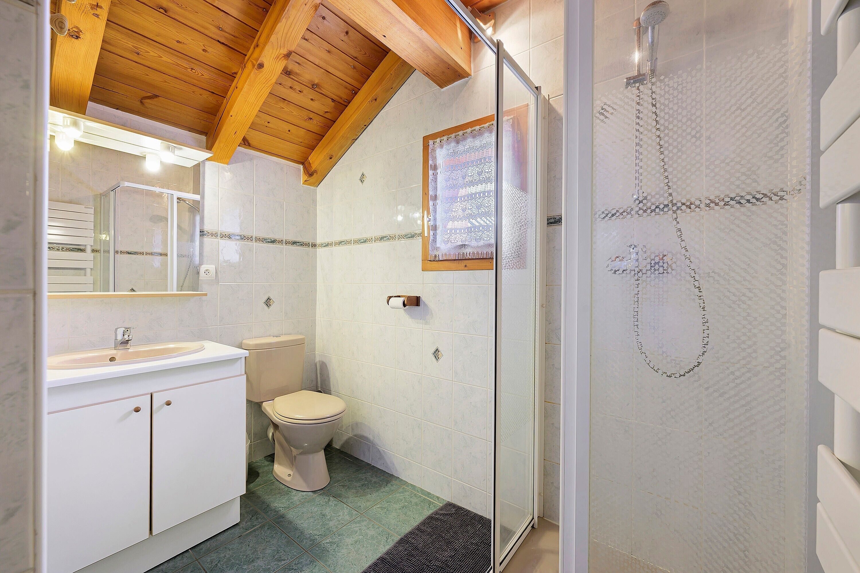 Un baño con ducha, inodoro y lavamanos.