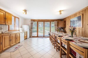 Wasserkocher mit Kaffee-/Teezubehör, Kühlschrank, Mikrowelle, Ofen