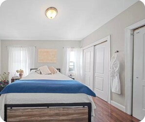 Room - Quaint 2bedroom Apt.  w/AC in cozy near JFK AIRPORT, Public trains/buses shops ! (Ozone Park)