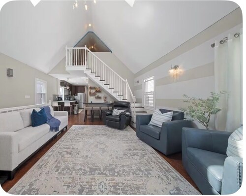 Quaint 2bedroom Apt.  w/AC in cozy near JFK AIRPORT, Public trains/buses shops !