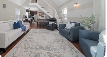 Quaint 2bedroom Apt. w/AC in cozy near JFK AIRPORT, Public trains/buses shops !