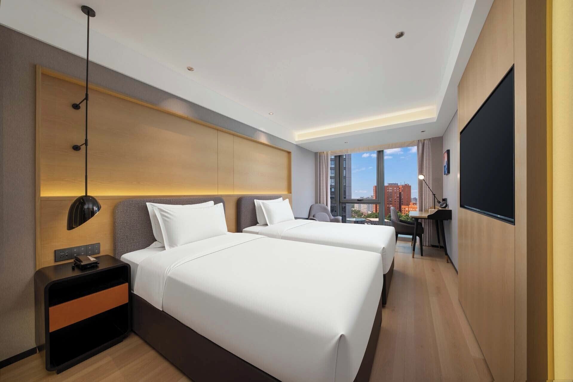 Quarto standard | Edredons de pluma, escrivaninha, cortinas blackout