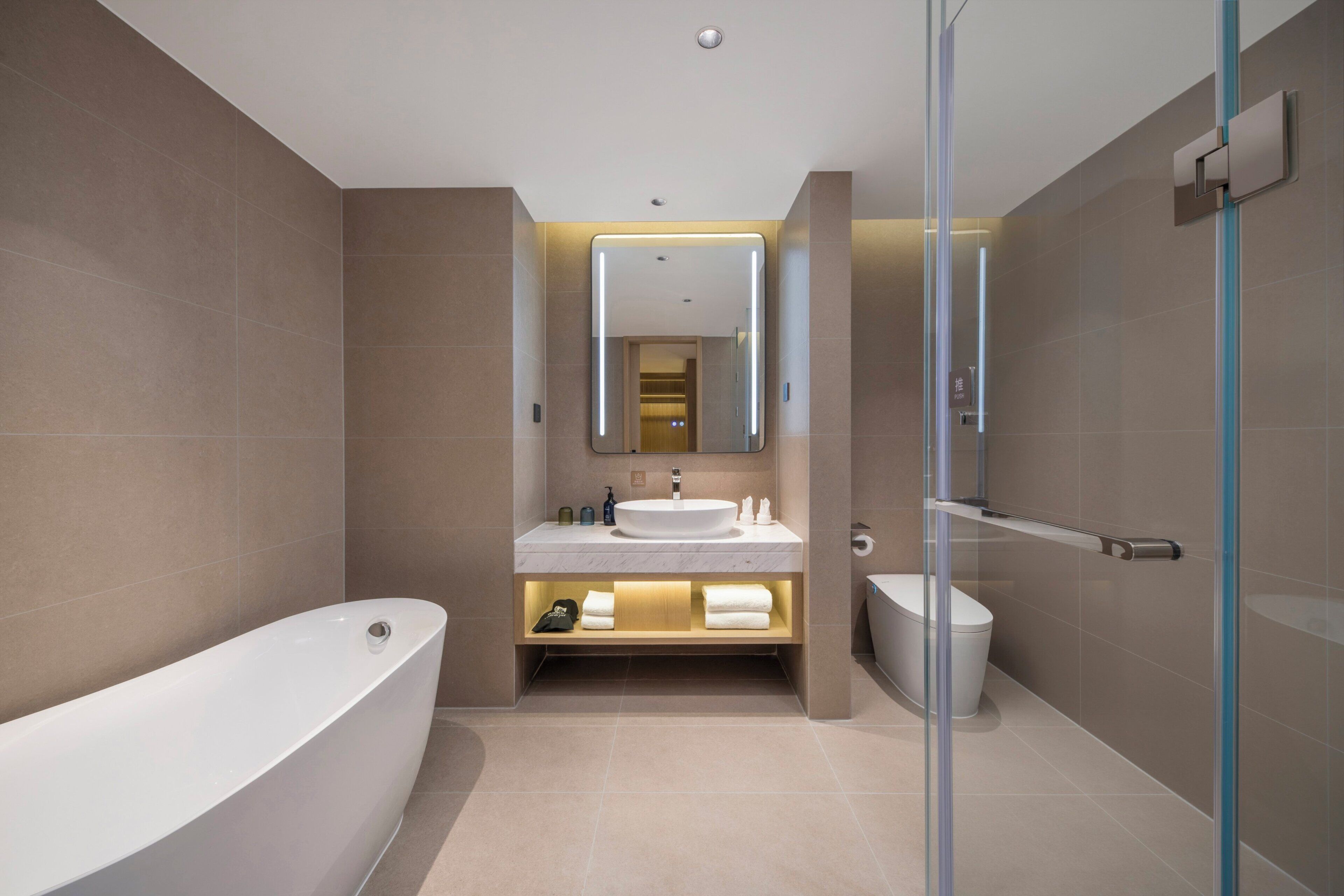 1 King Standard High Floor | Bathroom | Shower, free toiletries, hair dryer, slippers