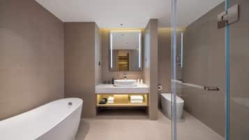 1 King Standard High Floor | Bathroom | Shower, free toiletries, hair dryer, slippers