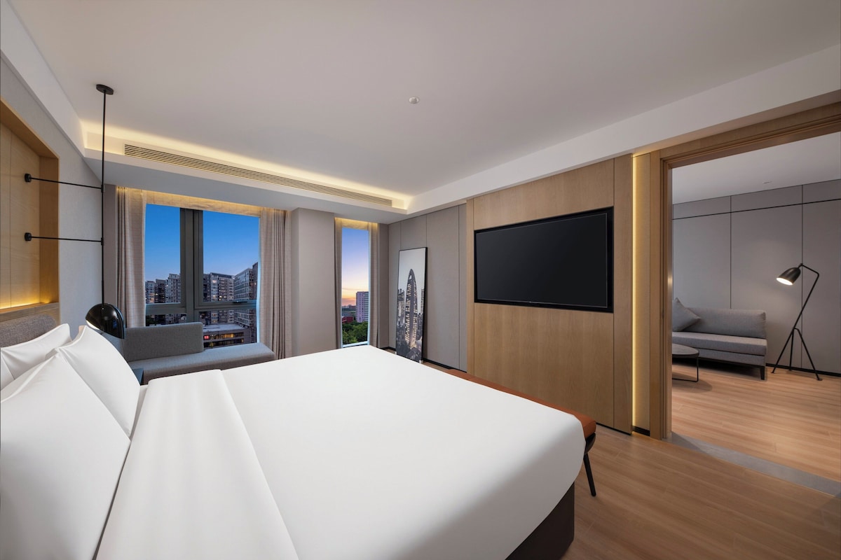 1 King Standard High Floor | Down duvets, desk, blackout curtains, soundproofing