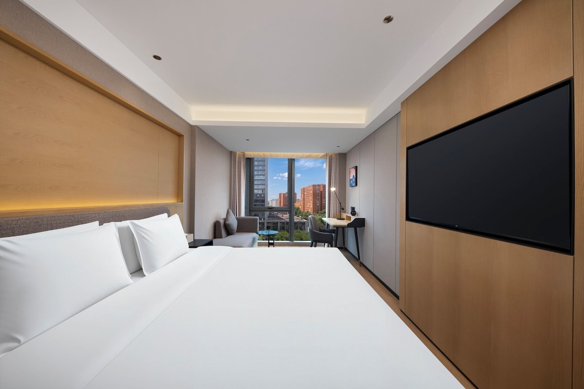 2 Single Standard High Floor | Down duvets, desk, blackout curtains, soundproofing