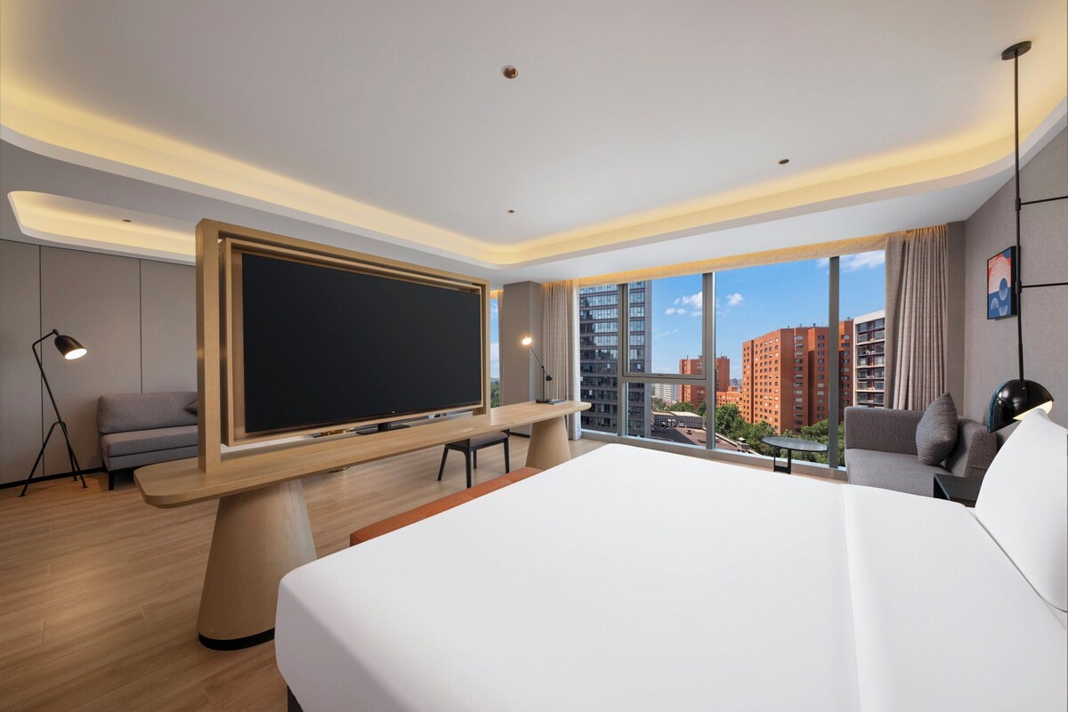 Hollywood Twin Standard | Down duvets, desk, blackout curtains, soundproofing