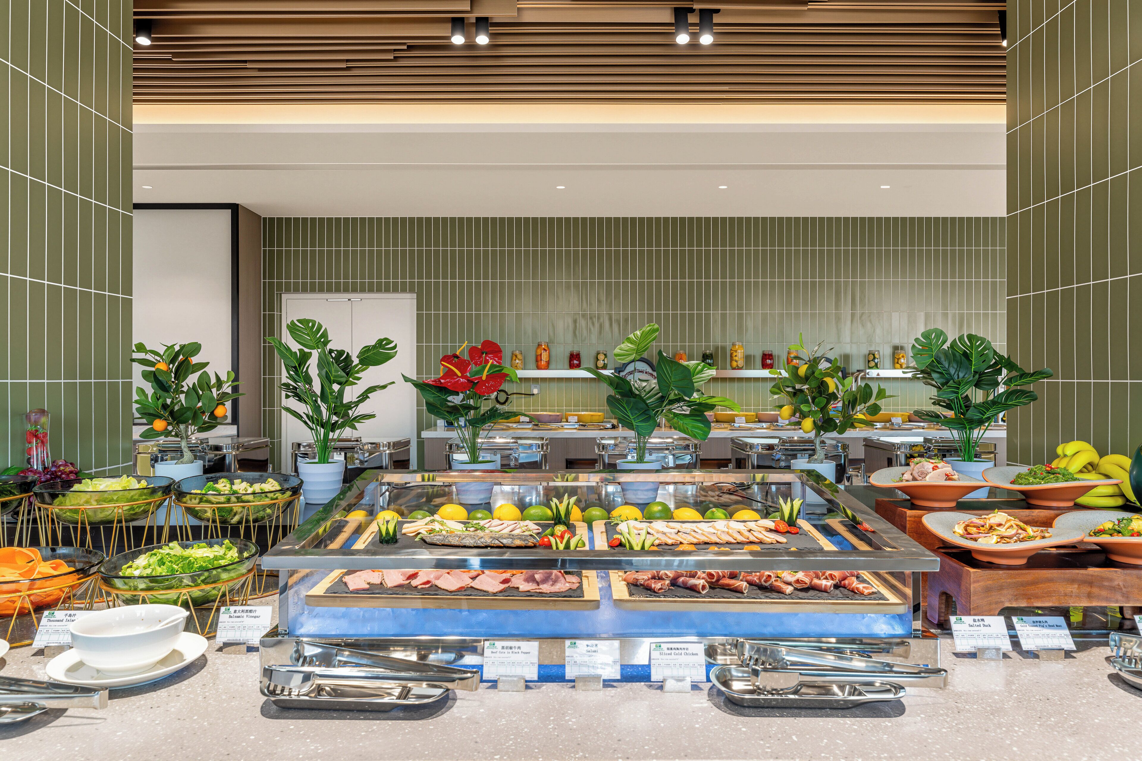 Buffet com diversas opções de comida, incluindo carnes, saladas e frutas.