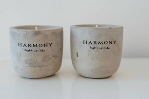 Zwei Kerzenständer aus Keramik mit dem Wort 'HARMONY' und der Aufschrift 'light up life'.