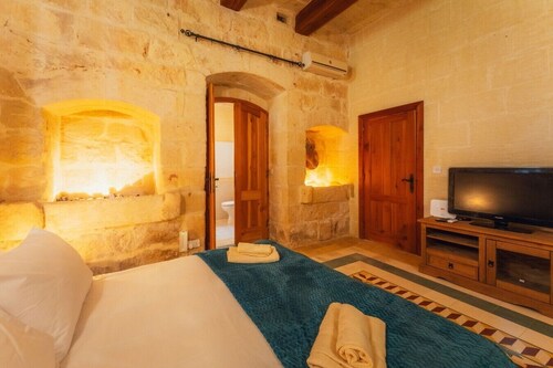 Authentic Xagħra Farmhouse with Private Pool