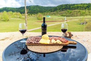 Outdoor dining - Wolf Ridge Mountain Escape (Pluzine)