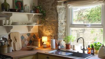 Cottage | Private kitchen | Dishwasher, cookware/dishes/utensils