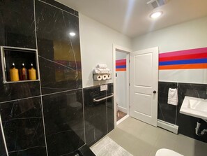 Bathroom - MetLife Stadium 15 min -Moden 2BRM Apt - 20 Min to NYC by Bus (Jersey City)
