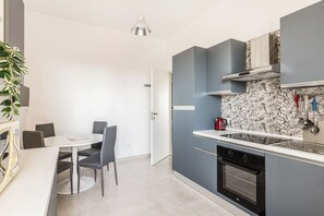 Apartamento, sacada | Cozinha privada