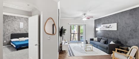 2 Schlafzimmer, Schreibtisch, Bügeleisen/Bügelbrett, Reisekinderbett