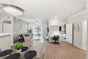 Ein modernes Wohnzimmer mit einer Couch, einem Couchtisch und einem Essbereich.