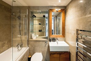 Douche, sèche-cheveux, serviettes fournies, savon