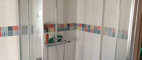 Jetted tub, hair dryer, toilet paper