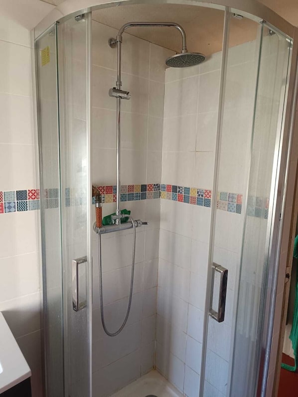 Baignoire à remous, séchoir à cheveux, papier de toilette