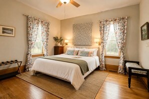 Desk, iron/ironing board, WiFi, bed sheets